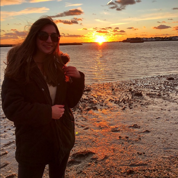 Meet Your Posher, Nicole! - Picture 2 of 2